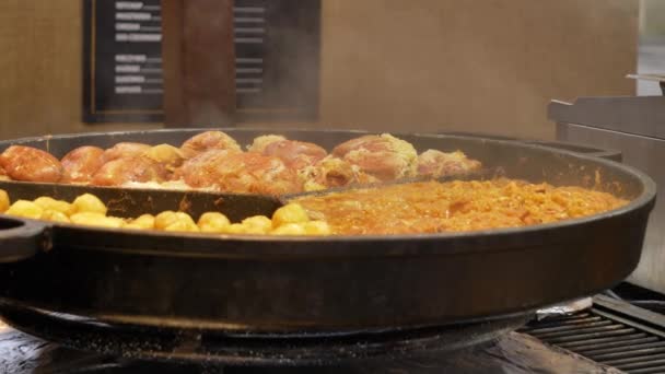 Panci Besar Dengan Kentang Dan Daging Babi Pasar Natal Wroclaw — Stok Video