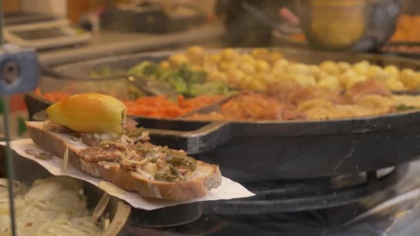 Große Pfanne Mit Kartoffeln Und Schweinefleisch Auf Dem Weihnachtsmarkt Wroclaw — Stockvideo