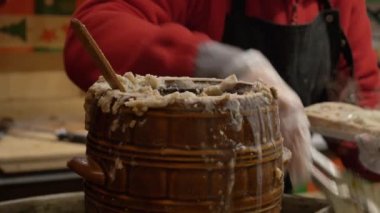 Wroclaw, Polonya 'daki Noel pazarında büyük bir tava patates ve domuz eti.