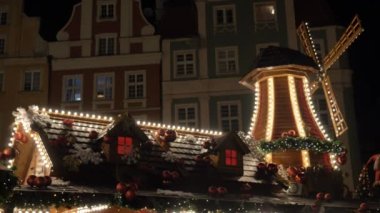 Polonya 'nın Wroclaw kentindeki eski kasaba pazarında 2021 yılında Noel panayır değirmeninin dekorasyonu