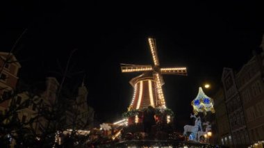 Polonya 'nın Wroclaw kentindeki eski kasaba pazarında 2021 yılında Noel panayır değirmeninin dekorasyonu