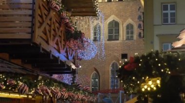 Polonya 'nın Wroclaw kentindeki eski kasaba pazarında 2021 yılında Noel panayır evleri dekorasyonu