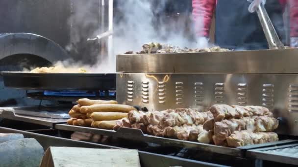 Feria Navidad Tradicional Comida Salchichas Carne Carbón Vegetal Plaza Ciudad — Vídeos de Stock