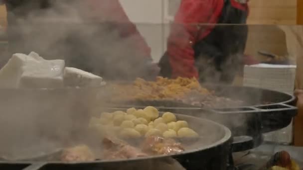 Stor Stekpanna Med Potatis Och Fläsk Julmarknaden Wroclaw Polen — Stockvideo
