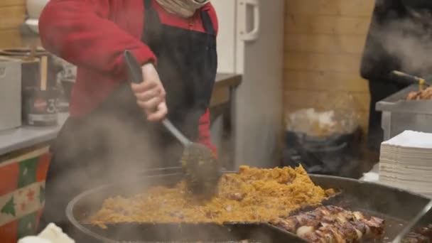 Sartén Grande Con Patatas Cerdo Mercado Navidad Wroclaw Polonia — Vídeos de Stock