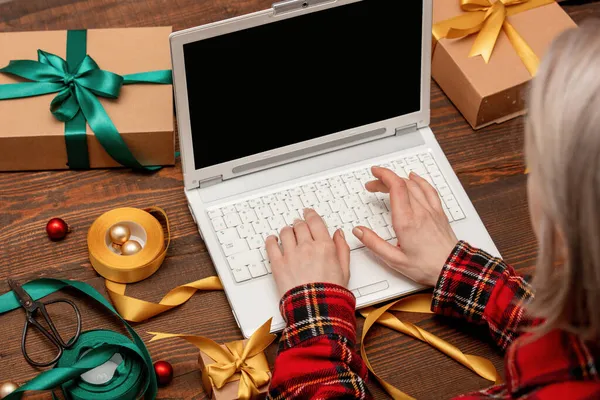 Mujer Que Trabaja Con Ordenador Portátil Envolver Una Caja Regalo — Foto de Stock