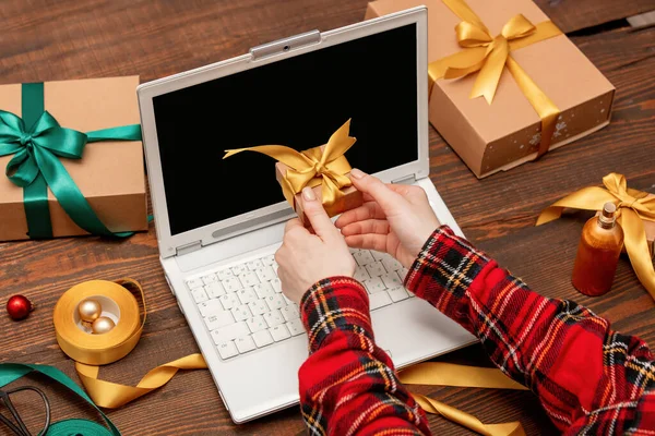 Femme Travaillant Avec Ordinateur Portable Enveloppant Une Boîte Cadeau Sur — Photo