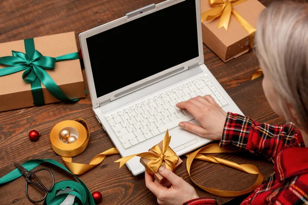 Mujer Que Trabaja Con Ordenador Portátil Envolver Una Caja Regalo — Foto de Stock