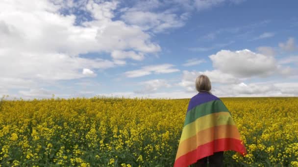 Mujer Con Bandera Arco Iris Lgbt Campo Colza Amarillo Primavera — Vídeo de stock