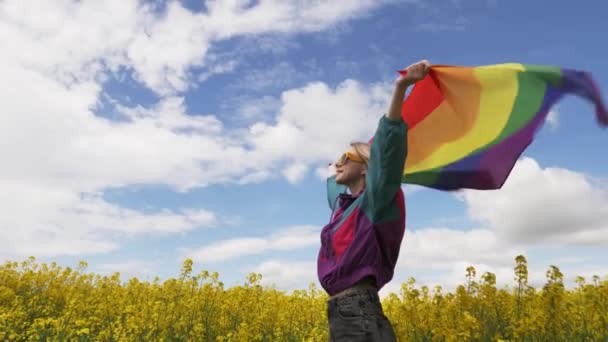 Mujer Con Bandera Arco Iris Lgbt Campo Colza Amarillo Primavera — Vídeo de stock