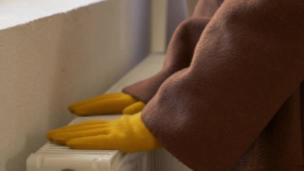戴着手套的女人在家里冻僵了 看看散热器是否暖和 — 图库视频影像