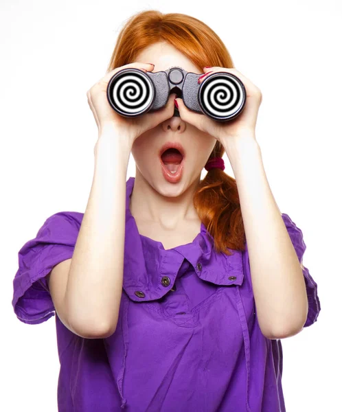 红头发少女 带着白色背景的螺旋双筒望远镜 — 图库照片