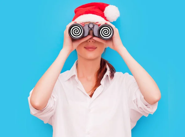 Retrato Una Pelirroja Sonriente Con Binocular Sombrero Sobre Fondo Azul —  Fotos de Stock