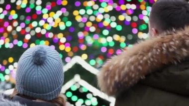 Güzel bir çift, erkek arkadaş ve kız arkadaş Wroclaw, Polonya 'da Noel fuarında öpüşüyor.