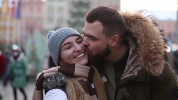 Schönes Paar Freund Und Freundin Küssen Sich Auf Dem Weihnachtsmarkt — Stockvideo