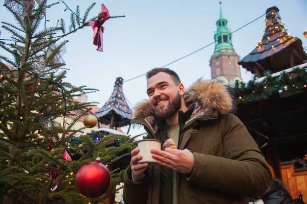 Человек Кружкой Напитка Трделник Рождественской Ярмарке Вроцлаве Польша — стоковое фото