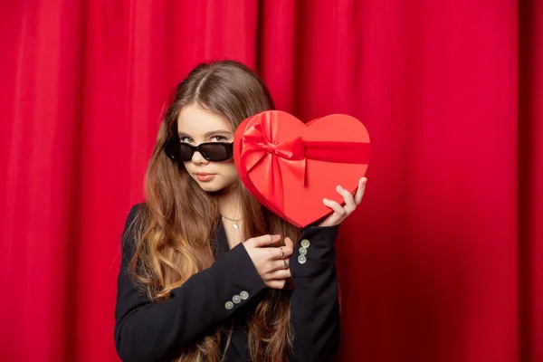 Chica Pelo Largo Gafas Sol Chaqueta Negra Con Regalo Forma —  Fotos de Stock