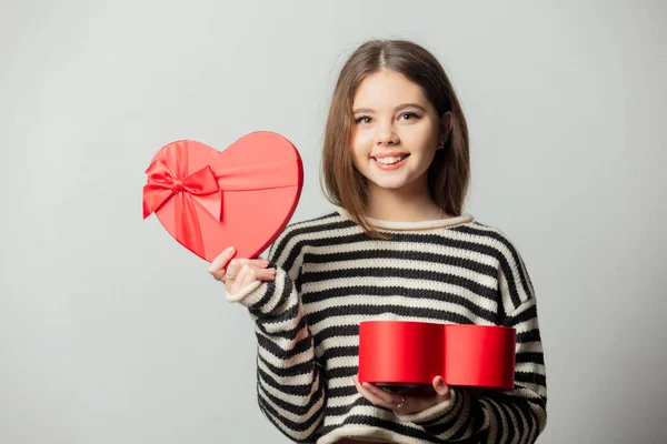 Όμορφο Κορίτσι Ριγέ Πουλόβερ Κουτί Δώρου Σχήμα Καρδιάς Λευκό Φόντο — Φωτογραφία Αρχείου