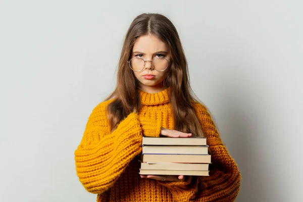 Hermosa Chica Gafas Suéter Amarillo Con Libros Sobre Fondo Blanco — Foto de Stock