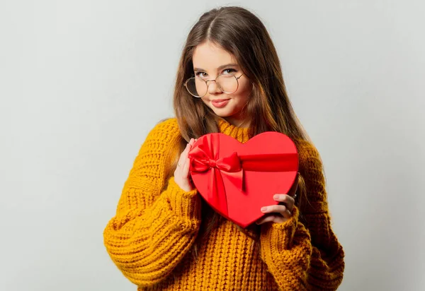 Hermosa Chica Gafas Suéter Amarillo Con Caja Regalo Forma Corazón —  Fotos de Stock