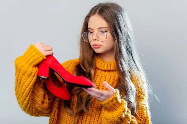 Beautiful Girl Glasses Yellow Sweater Red Heels White Background —  Fotos de Stock