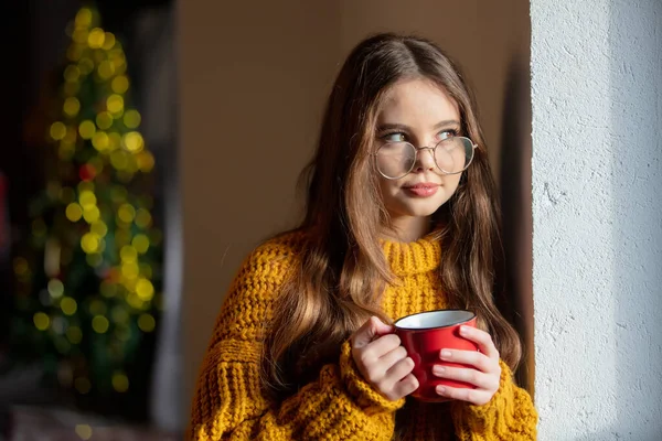 Vacker Flicka Glasögon Och Gul Tröja Med Mugg Bredvid Fönstret — Stockfoto
