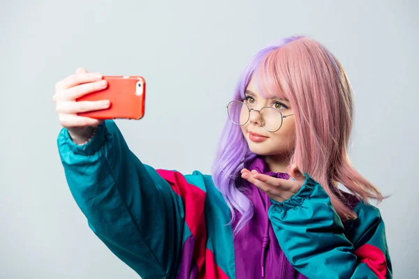 Beautiful Yandere Girl Purple Hair 80S Tracksuit Take Selfie Gray — Photo