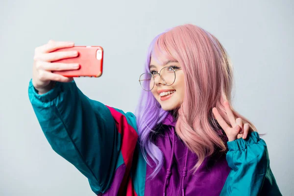 Beautiful Yandere Girl Purple Hair 80S Tracksuit Take Selfie Gray — Zdjęcie stockowe