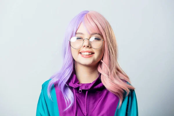 Güzel Yandere Kızı Mor Saçlı Lerin Eşofmanlı Gri Arka Planda — Stok fotoğraf