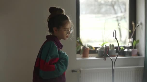 Joven Influencer Girl Graba Vídeo Teléfono Para Redes Sociales Casa — Vídeo de stock
