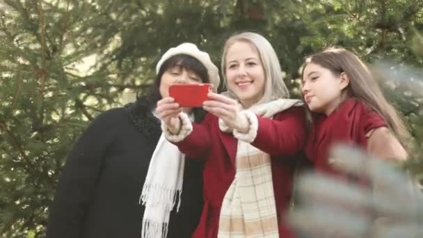 Mother Two Daughters Take Selfie Pine Tree — 图库视频影像