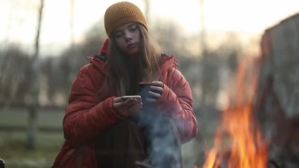 Adolescente Chica Con Taza Sentado Cerca Hoguera Campamento — Vídeos de Stock
