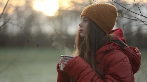 Dospívající Dívka Hrnkem Horkého Čaje Zimě Vedle Stromů — Stock video