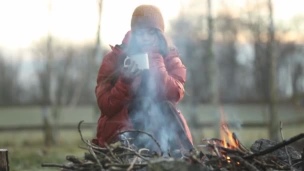 Teen Girl Mug Sitting Bonfire Camp — Stock Video