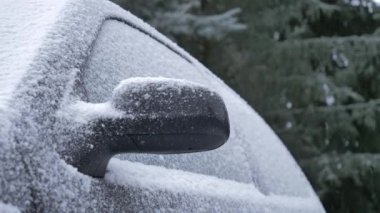 Kışın karla kaplı araba, yakın görüş. 