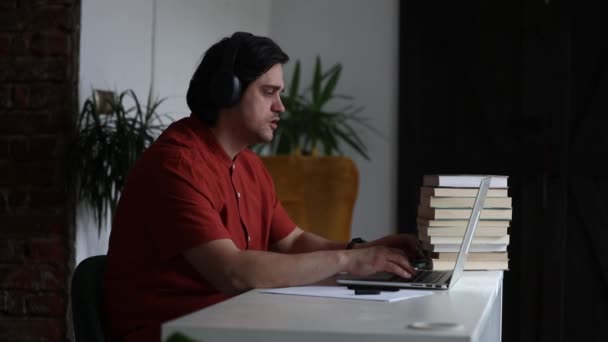 Laptop Számítógép Otthonról Dolgozó Férfi — Stock videók