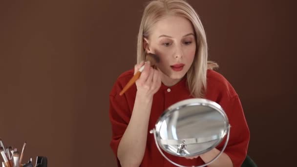 Κομψή Γυναίκα Που Εφαρμόζει Καλλυντικά Καθρέφτη Πρωί — Αρχείο Βίντεο