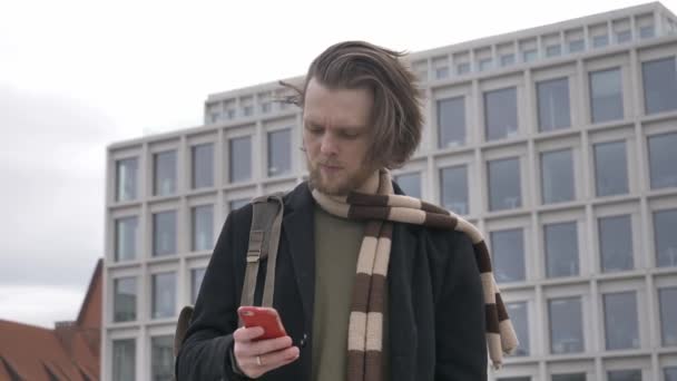 Bărbat Elegant Într Eșarfă Haină Neagră Folosește Telefon Mobil Stradă — Videoclip de stoc