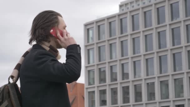 Stilvoller Junger Mann Schal Und Schwarzem Mantel Telefoniert Auf Der — Stockvideo