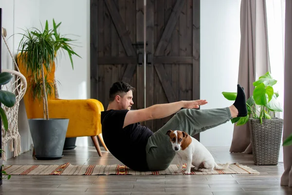 Evde Yerde Yatan Bir Köpeğin Yanında Spor Egzersizleri Yapmaya Çalışan — Stok fotoğraf