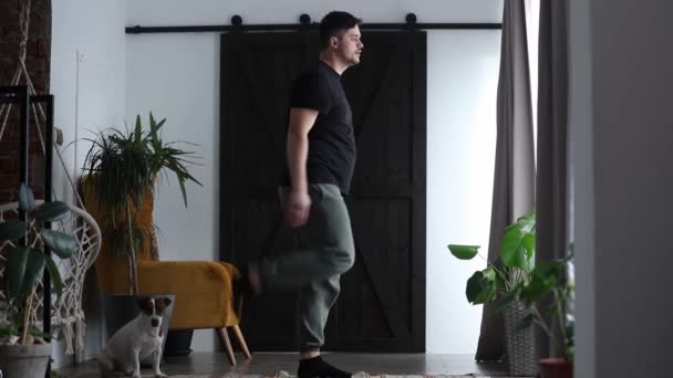 Homme Essayant Exercer Pour Santé Côté Chien Maison Étage — Video