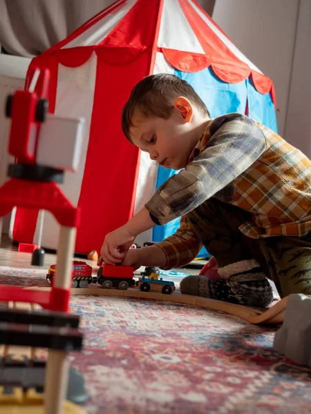 Kleine Jongen Spelen Trein Kamer Thuis — Stockfoto