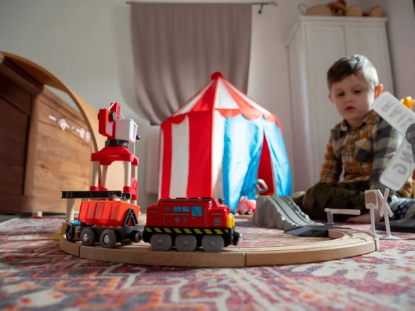 Petit Garçon Jouer Dans Train Dans Chambre Maison — Photo