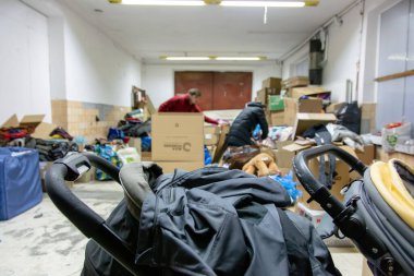 02 Mart 2021 - Wroclaw, Polonya: Wroclaw, Polonya 'daki Ukrayna mülteci merkezindeki gönüllü depo