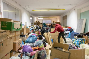 02 Mart 2021 - Wroclaw, Polonya: Wroclaw, Polonya 'daki Ukrayna mülteci merkezindeki gönüllü depo
