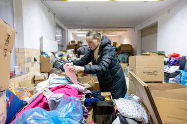02 Mart 2021 - Wroclaw, Polonya: Wroclaw, Polonya 'daki Ukrayna mülteci merkezindeki gönüllü depo