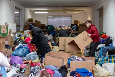 02 Mart 2021 - Wroclaw, Polonya: Wroclaw, Polonya 'daki Ukrayna mülteci merkezindeki gönüllü depo