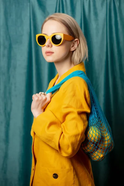 Mulher Ucraniana Elegante Óculos Sol Amarelos Jaqueta Com Limões Saco — Fotografia de Stock