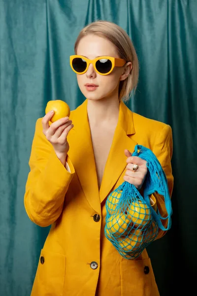 Snygg Ukrainska Kvinna Gula Solglasögon Och Jacka Med Citroner Nätpåse — Stockfoto