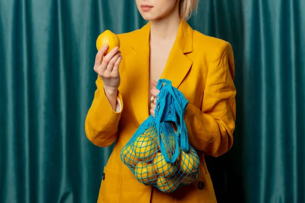 Elegante Mujer Ucraniana Gafas Sol Amarillas Chaqueta Con Limones Bolsa —  Fotos de Stock